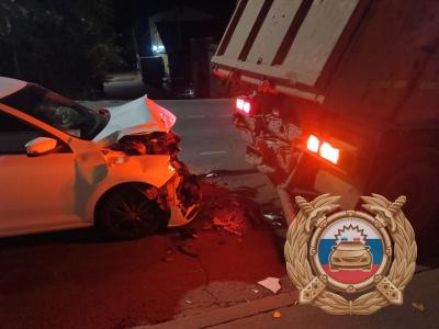 В Саратове на Симбирской водитель иномарки врезался в КАМАЗ и попал в больницу