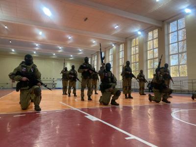Депутат Артем Чеботарев и боксер Дмитрий Кудряшов посетили Вольский военный институт материального обеспечения