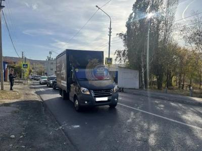 В Саратове грузовой автомобиль сбил несовершеннолетнюю