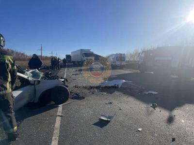 В Саратовской области в ДТП на трассе погибли водитель и пассажир