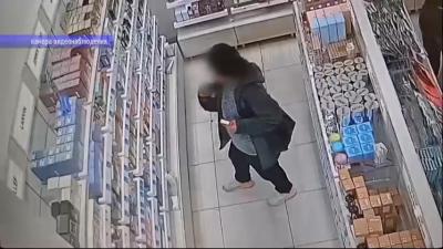 В Саратове женщина украла из магазинов туалетную воду, флешки, аккумуляторы, куртки и спортивные штаны