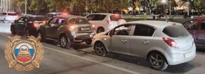 В Саратове на Московской столкнулись три машины: пострадала водитель Nissan