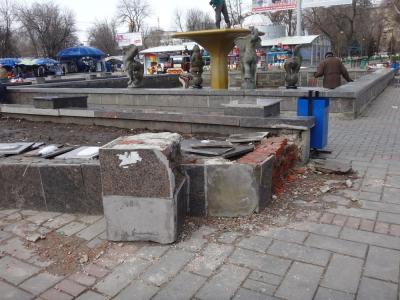 В Саратове начали ремонтировать фонтан «Одуванчик» (ФОТО)