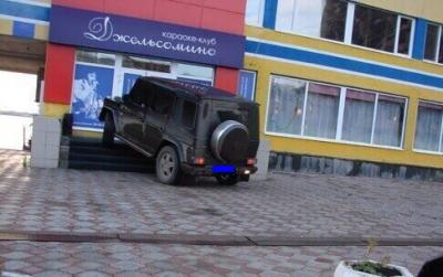 Автовладелец припарковал «Гелендваген» на ступенях караоке-кафе (ФОТО) Автовладелец припарковал «Гелендваген» на ступенях караоке-кафе (ФОТО)