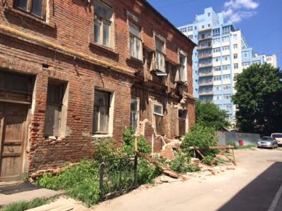 Произошло частичное обрушение старинного особняка на улице Вавилова (ФОТО)