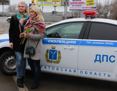 Сотрудники ГИБДД тормозили автоледи для того, чтобы подарить им цветы и открытки