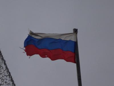 Гостей Саратова на Предмостовой площади встречает порванный государственный флаг 