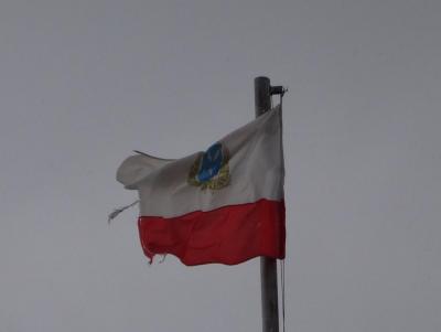 Гостей Саратова на Предмостовой площади встречает порванный государственный флаг 