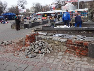 С площади перед цирком исчезли цветники и гранитные клумбы
