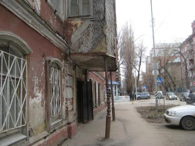 В центре Саратова угрозу прохожим представляет аварийный исторический особняк 