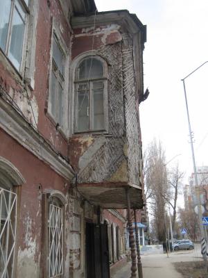 В центре Саратова угрозу прохожим представляет аварийный исторический особняк 
