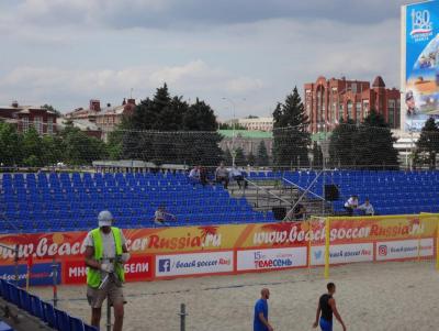 На Театральной площади пляжные футболисты приступили к тренировкам