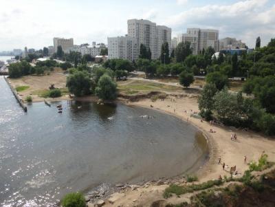 На Набережной Космонавтов начали возводить стадион для пляжного футбола