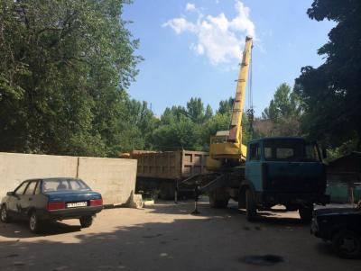 Строители начали застраивать детскую площадку на улице Разина