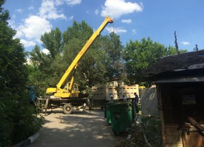 Строители начали застраивать детскую площадку на улице Разина