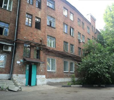 Строители начали застраивать детскую площадку на улице Разина
