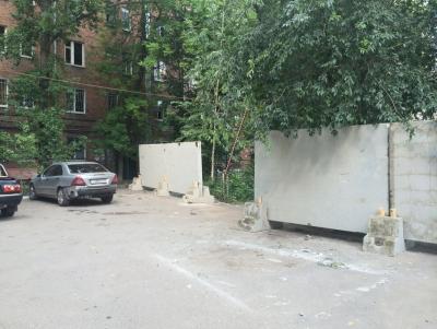 Строители начали застраивать детскую площадку на улице Разина