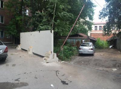 Строители начали застраивать детскую площадку на улице Разина