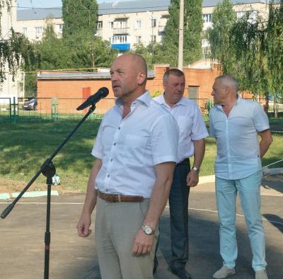 Василий Максимов открыл новый «спортгородок» в Марксе