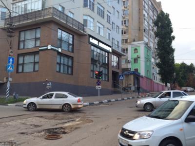 На улице Радищева несколько знаков повесили с нарушением ГОСТ