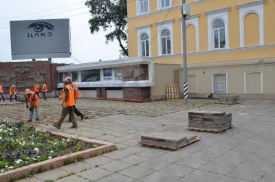 На площади Чернышевского ведется демонтаж старой плитки