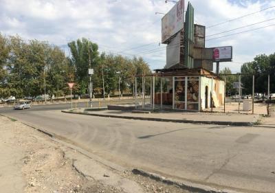 На Стрелке начали сносить торговые павильоны