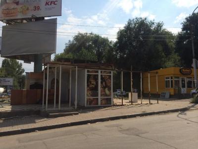 На Стрелке начали сносить торговые павильоны