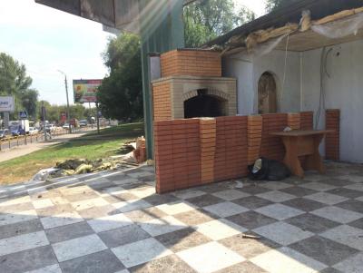 На Стрелке начали сносить торговые павильоны