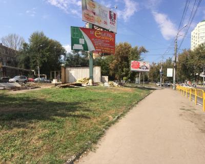 На Стрелке начали сносить торговые павильоны