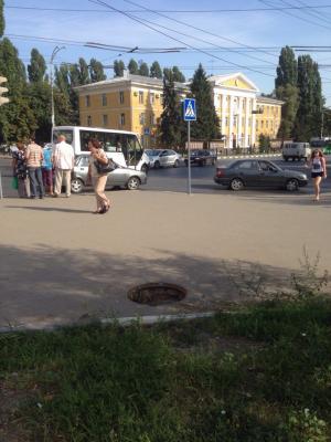 Прохожие рискуют провалиться в открытый люк напротив здания администрации Заводского района