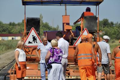 В Красном Куте впервые за двадцать лет отремонтировали трассу между райцентром и Загородным поселком