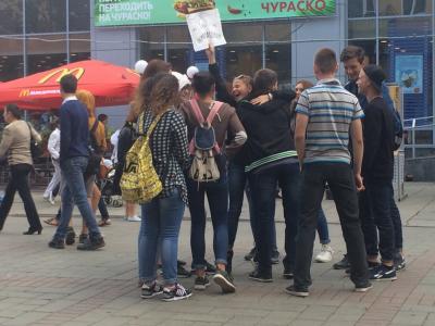 На проспекте Кирова подростки проводят флеш-моб «Обнимашки» На проспекте Кирова подростки проводят флеш-моб «Обнимашки»