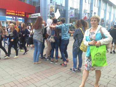 На проспекте Кирова подростки проводят флеш-моб «Обнимашки»