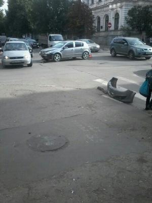 В центре Саратова «Лада Ларгус» совершила пируэт в воздухе после столкновения с иномаркой 