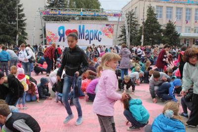 В Марксе нарисовали рекордно большой рисунок мелками на асфальте