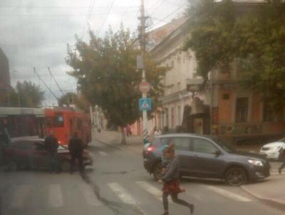 Улица Московская встала в пробках из-за ДТП 