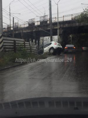 Внедорожник проломил ограждение и свалился в кювет под мостом на Стрелке