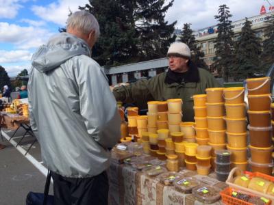 На Театральной площади открылась медовая ярмарка