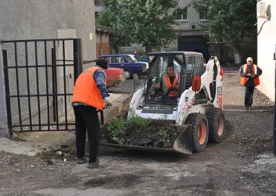 Олег Грищенко проинспектировал ремонт дворов в Волжском районе (ФОТО)