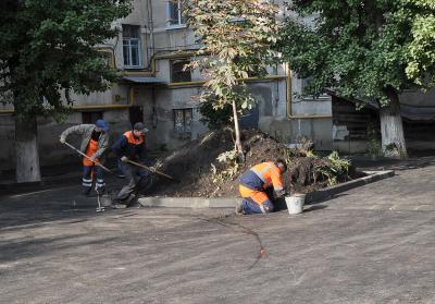 Олег Грищенко проинспектировал ремонт дворов в Волжском районе (ФОТО)