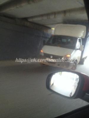 Под мостом на улице Рабочей снова застряла «ГАЗель» Под мостом на улице Рабочей снова застряла «ГАЗель»