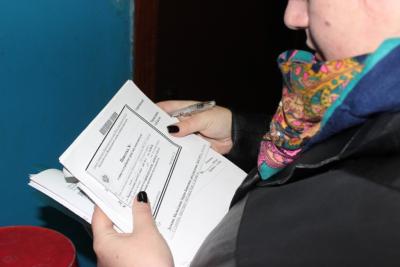 Приставы и чиновники провели рейд по квартирам должников Заводского района