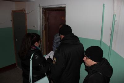 Приставы и чиновники провели рейд по квартирам должников Заводского района