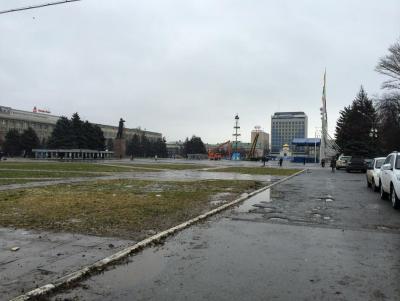 На Театральной площади начали возводить новогоднюю елку