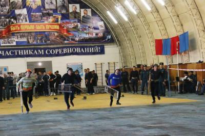 Пожарные Саратовской области начали сдавать нормативы в подъеме по выдвижной лестнице
