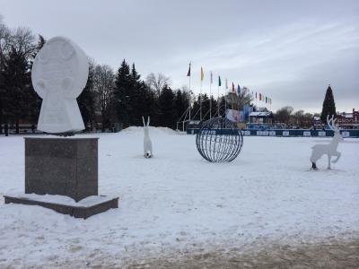 На Театральной площади начали возводить домик Деда Мороза