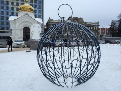 На Театральной площади начали возводить домик Деда Мороза