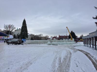 На Театральной площади начали возводить домик Деда Мороза
