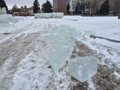 На Театральной площади начали возводить домик Деда Мороза