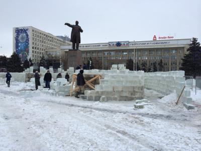 На Театральной площади начали возводить домик Деда Мороза